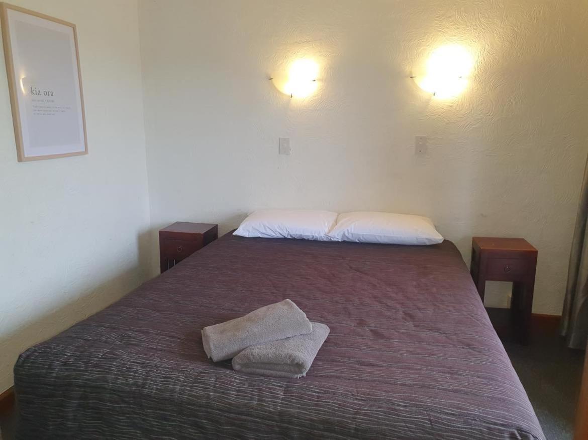 AAA Mana Motel Porirua Esterno foto